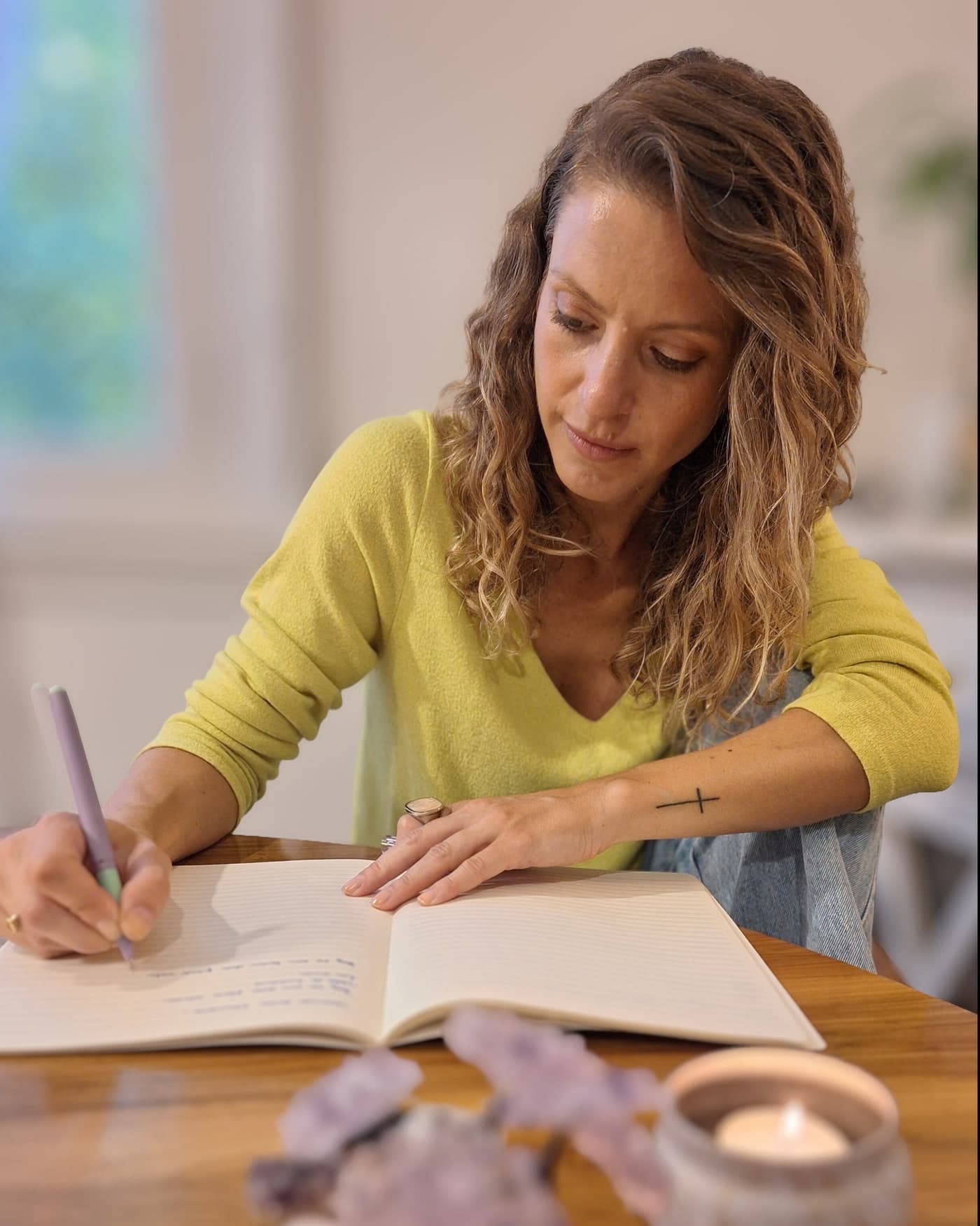 Clau Guillan escribiendo en su cuaderno